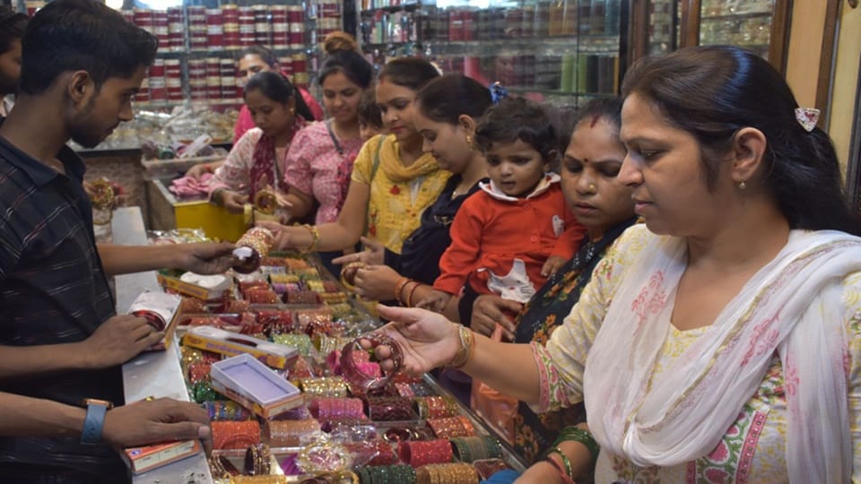 Karva Chauth: Markets are full life... women shop lot, moonrise will happen this time in Moradabad