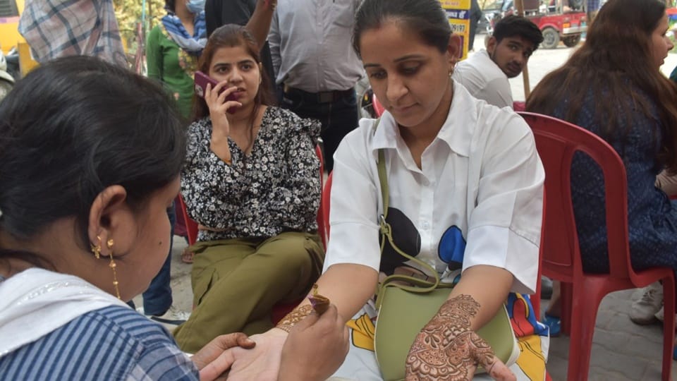 Karva Chauth: Markets are full life... women shop lot, moonrise will happen this time in Moradabad