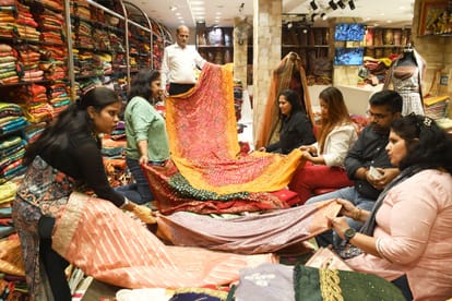 Lucknow: City market celebrated on Karva Chauth, sarees worth Rs 150 crores were sold, gold karves were sold a