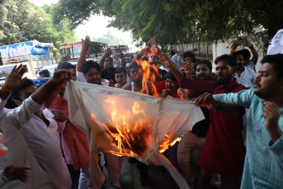 Lucknow: FIR against 22 including 12 Congress leaders for burning the effigy of Dinesh Singh, case registered