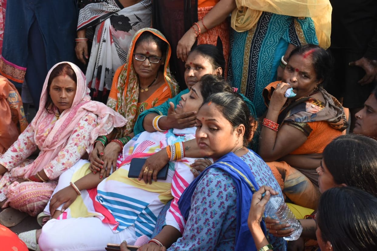 Family members demonstrated by keeping the dead body of a woman at Kaiserbagh bus stand
