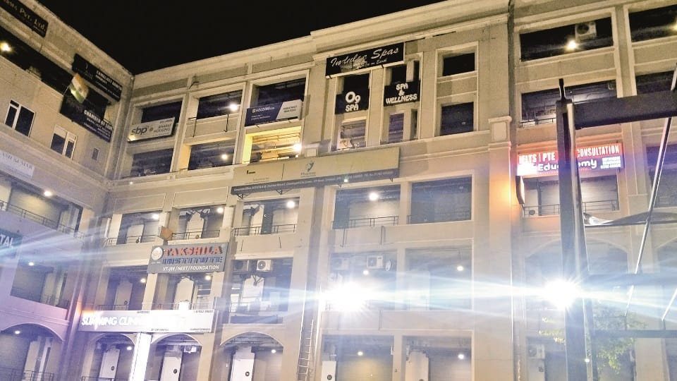 Police raid in spa center, girl jumped from fourth floor out of fear and died