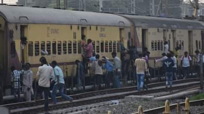 मुरादाबाद रेलवे स्टेशन पर यात्री