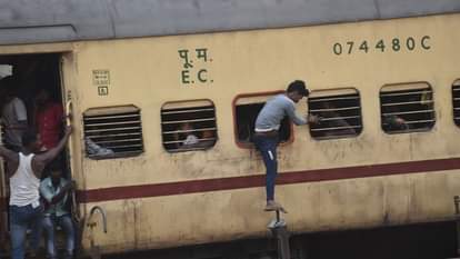 मुरादाबाद रेलवे स्टेशन पर यात्री