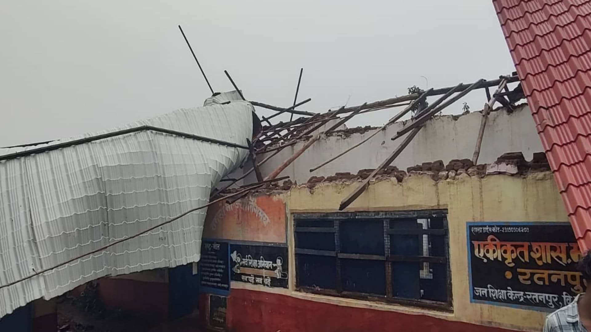 Betul News School roof collapsed due to storm five children and a teacher injured