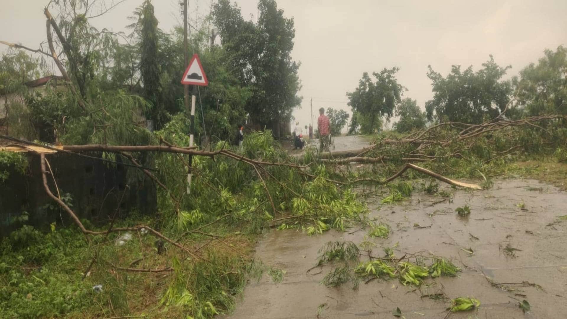 Betul News School roof collapsed due to storm five children and a teacher injured