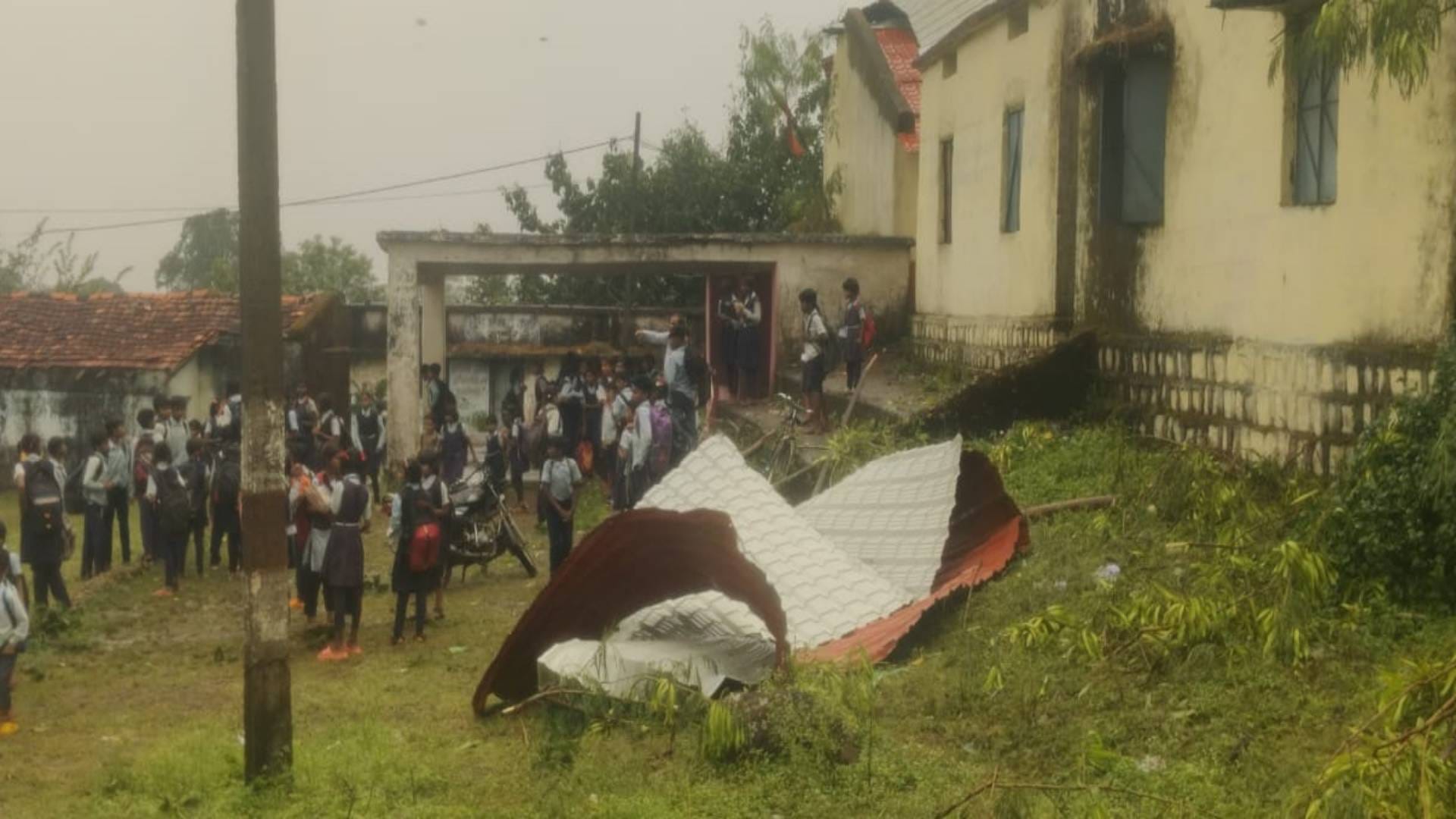 Betul News School roof collapsed due to storm five children and a teacher injured
