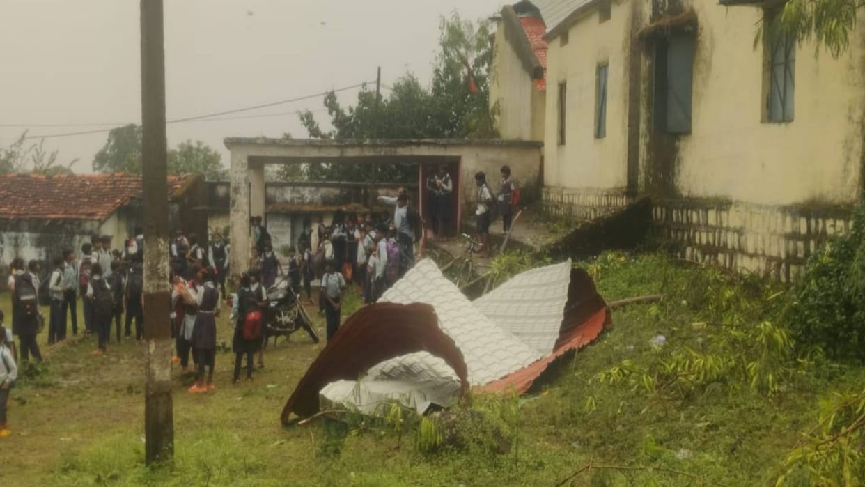 Betul News School roof collapsed due to storm five children and a teacher injured