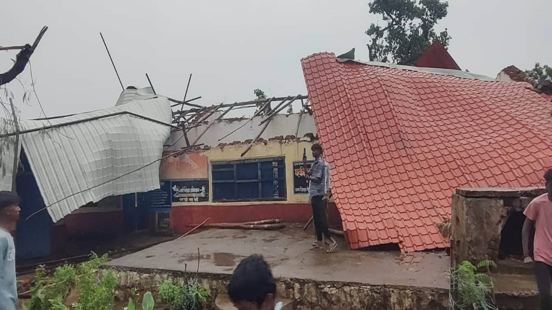 Betul News School roof collapsed due to storm five children and a teacher injured
