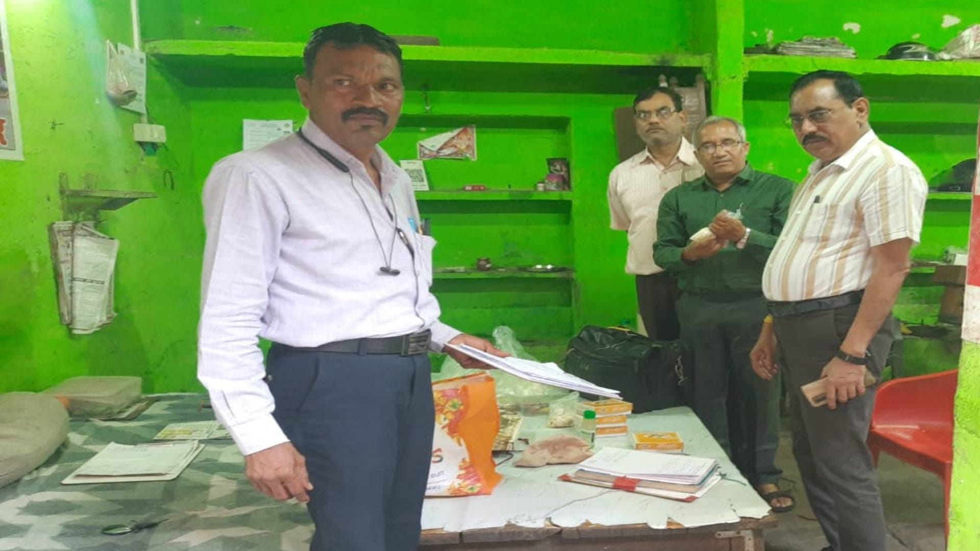 अधिकारी कार्रवाई करते हुए