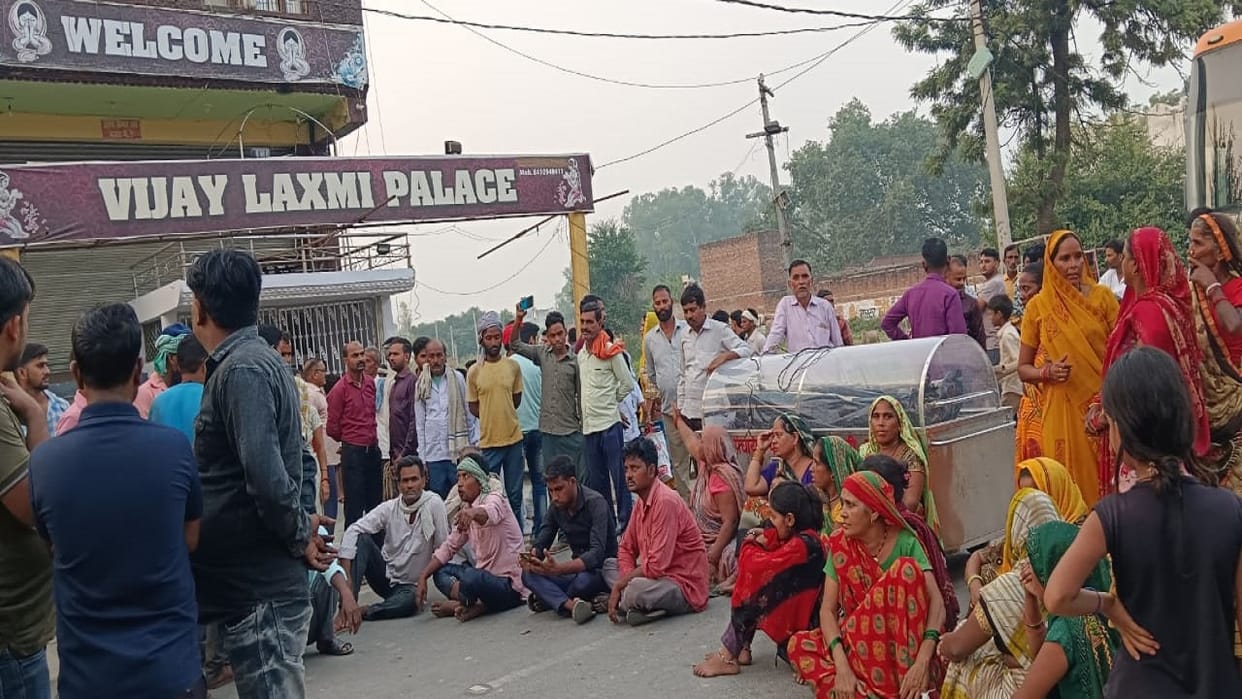 family members blocked the road by placing the dead body on the road in bareilly