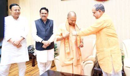 यूपी: सीएम योगी ने ग्रहण की भाजपा की सदस्यता, प्रदेश अध्यक्ष ने घर जाकर बनाया पार्टी का सक्रिय सदस्य UP: CM Yogi accepted membership of BJP, State President went home and made him an active member of the party