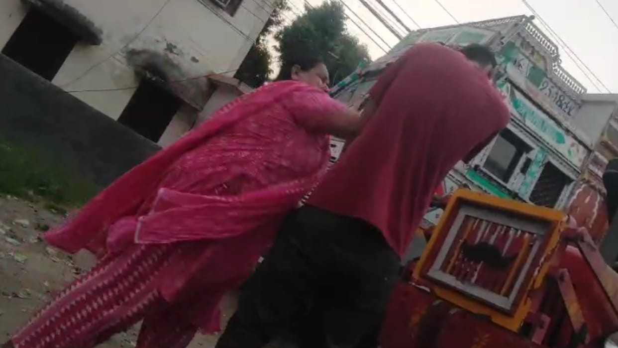 Meerut: Woman slaps young man in front of police station, victim complains to SSP