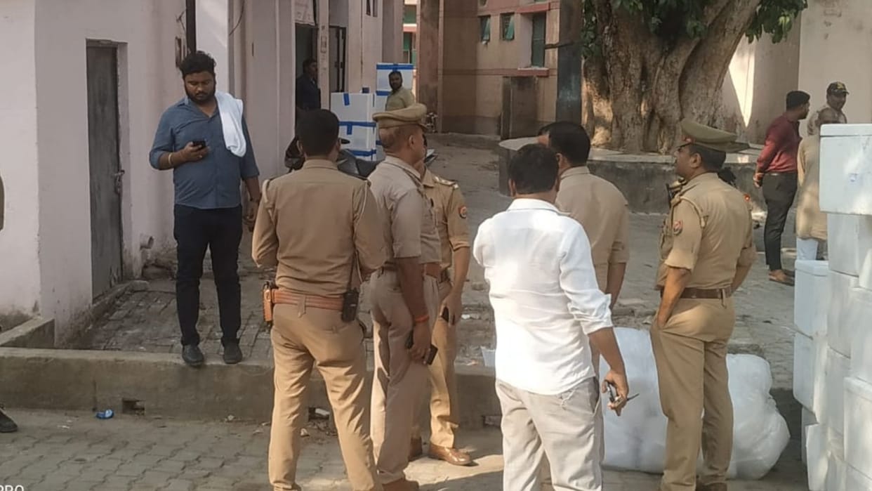 accused of pickpocketing committed suicide by hanging himself in toilet of the police station in Jaunpur