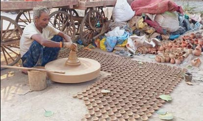 दीये बनाने में जुटे कुम्हार