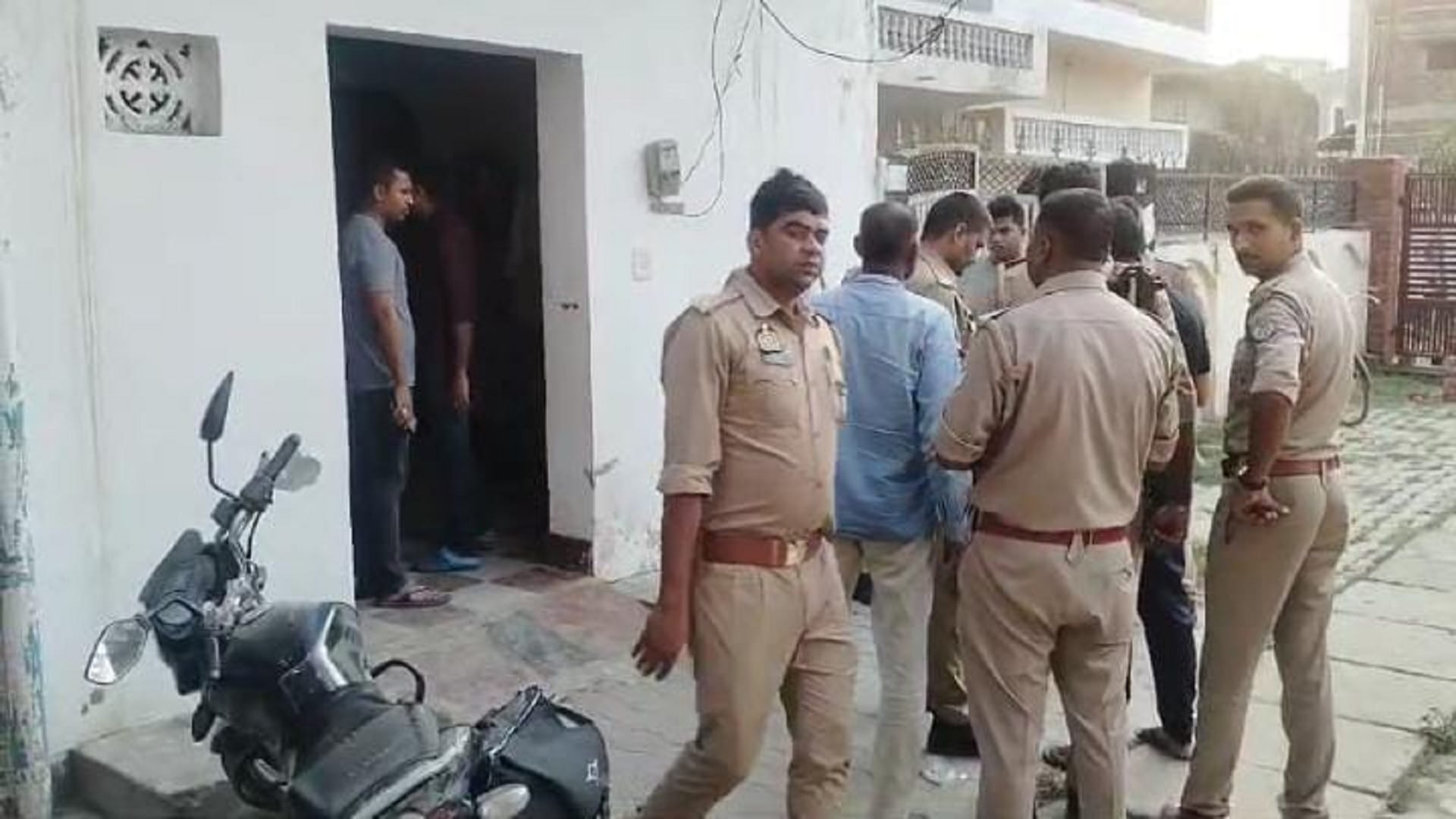 Up Police Constable Commits Suicide In Raebareli After Wife Death in Auraiya news in Hindi