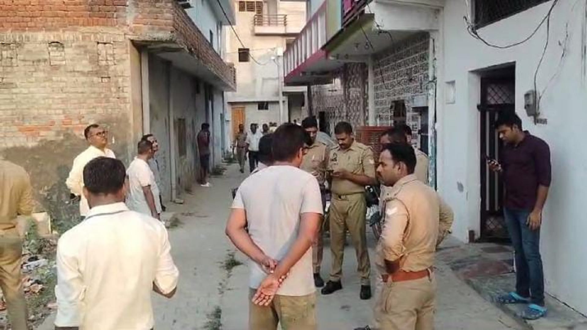 Up Police Constable Commits Suicide In Raebareli After Wife Death in Auraiya news in Hindi