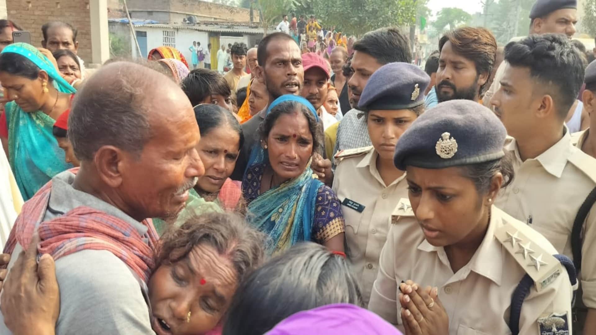 Vaishali: People got angry due to death of laborer during raid in liquor case, policemen hostage; lathicharge