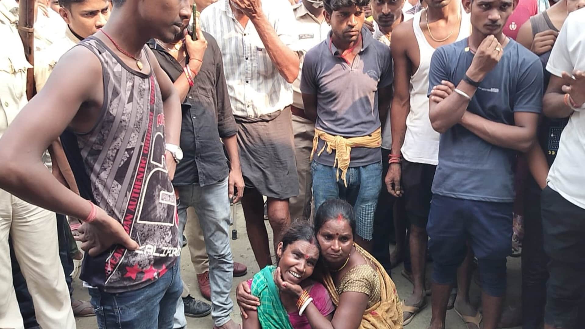 Vaishali: People got angry due to death of laborer during raid in liquor case, policemen hostage; lathicharge