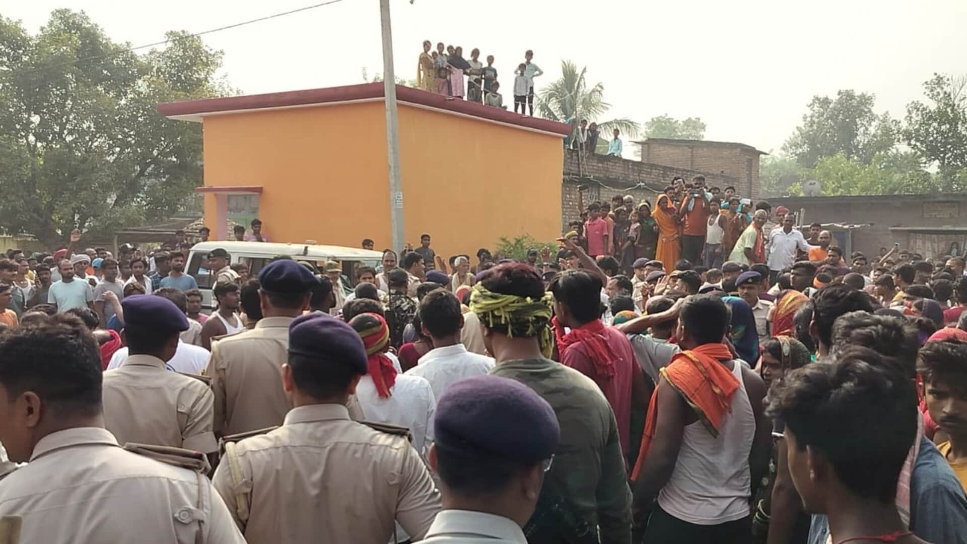 Vaishali: People got angry due to death of laborer during raid in liquor case, policemen hostage; lathicharge