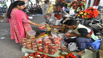 karva chauth women crowd gathering in the beauty parlors in bareilly
