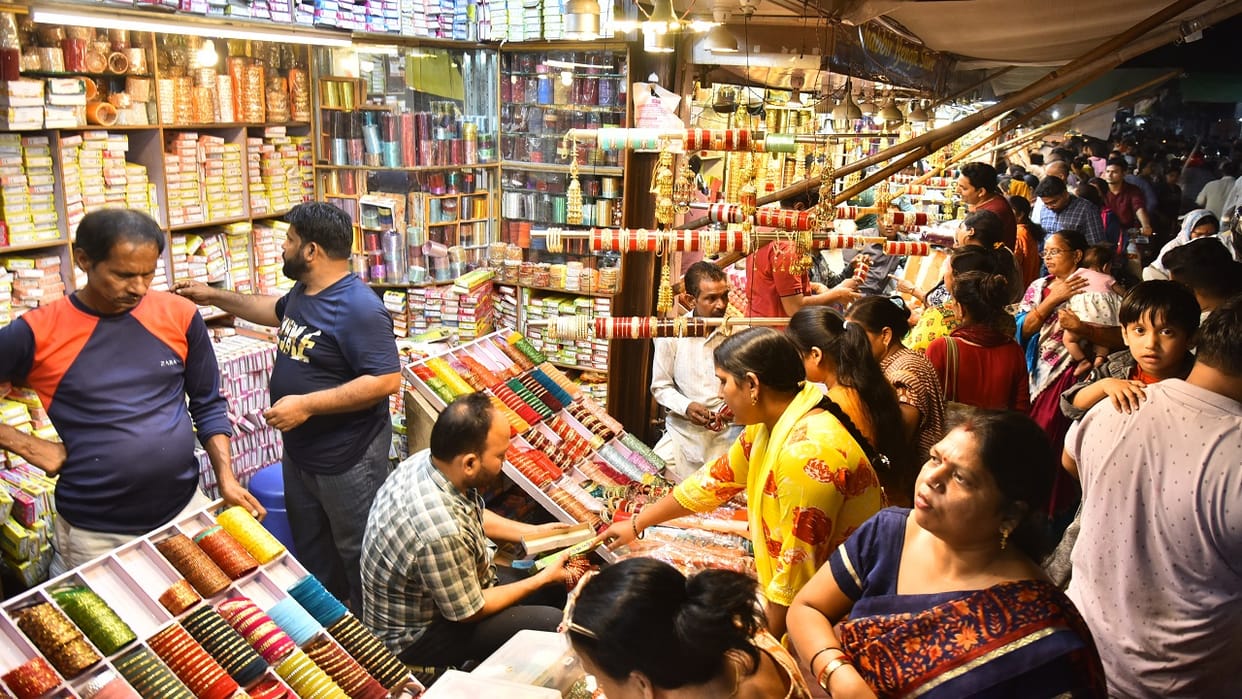 karva chauth women crowd gathering in the beauty parlors in bareilly