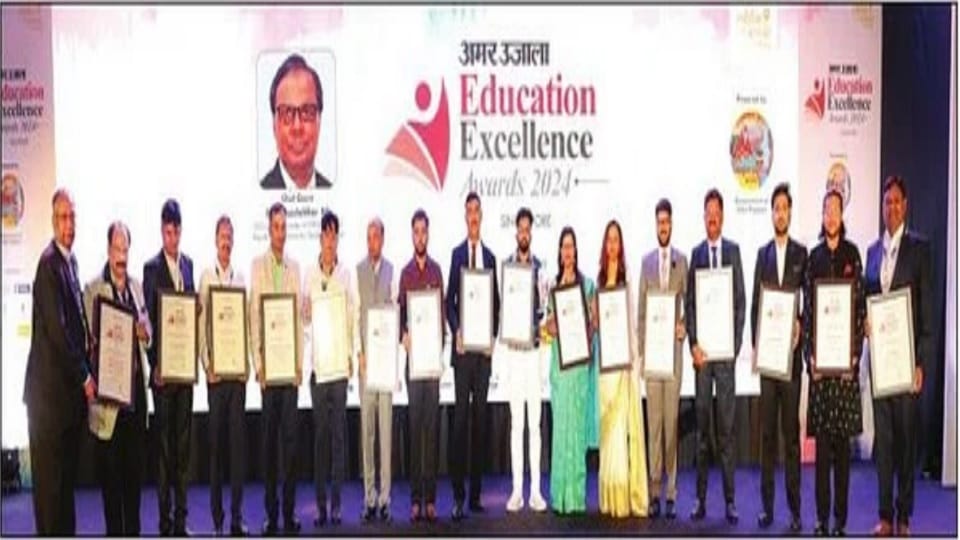 Amar Ujala honored famous personalities of education world in Singapore