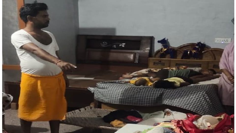 Agra robbery case: Criminals came in a car police registered a case of Loot victim's family in panic