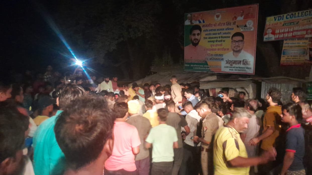 Ambedkar Nagar: Seven buried after trailer overturns, one dead, rescue work could be done through JCB
