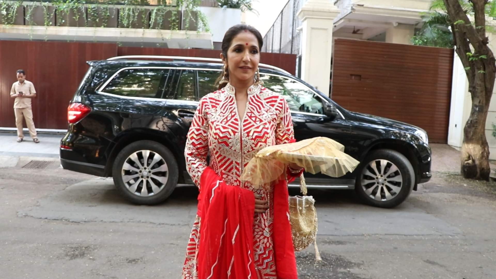 Bollywood Actresses reached anil kapoor home to celebrate karwa chauth raveena tandon mira rajput