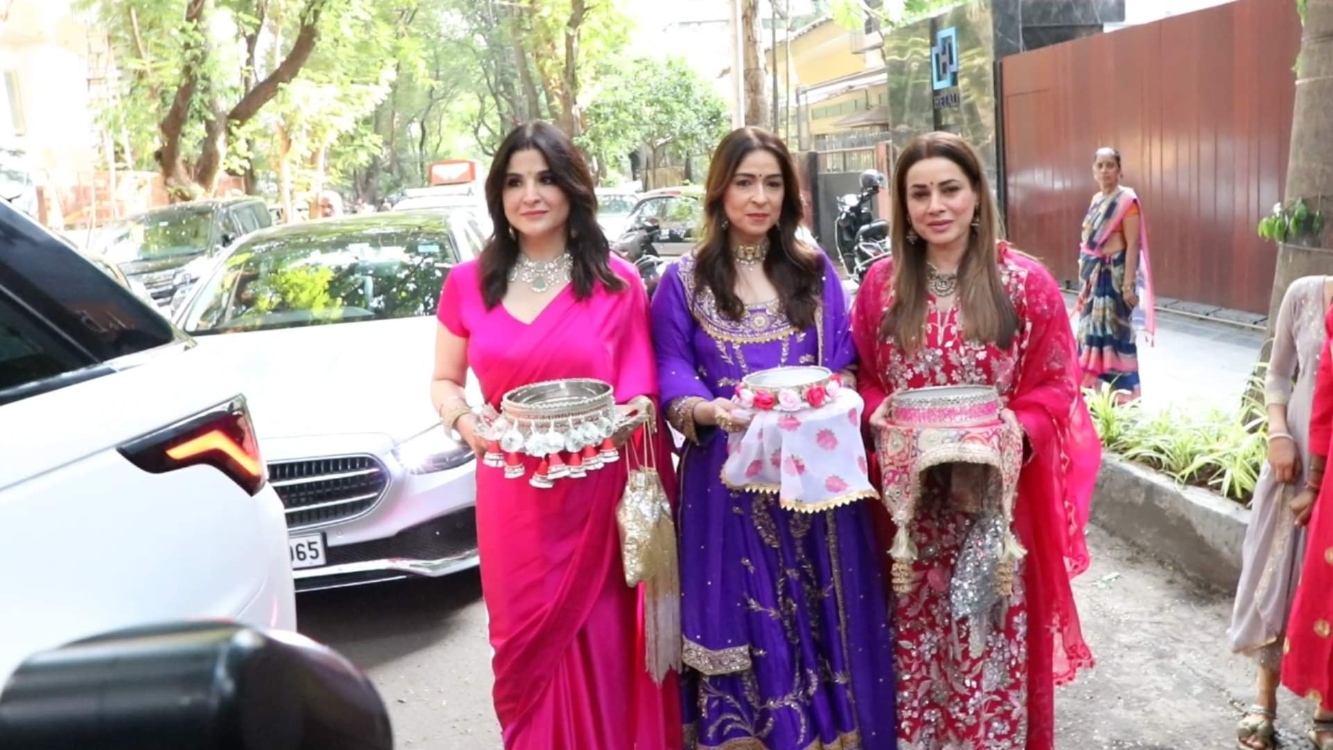 Bollywood Actresses reached anil kapoor home to celebrate karwa chauth raveena tandon mira rajput