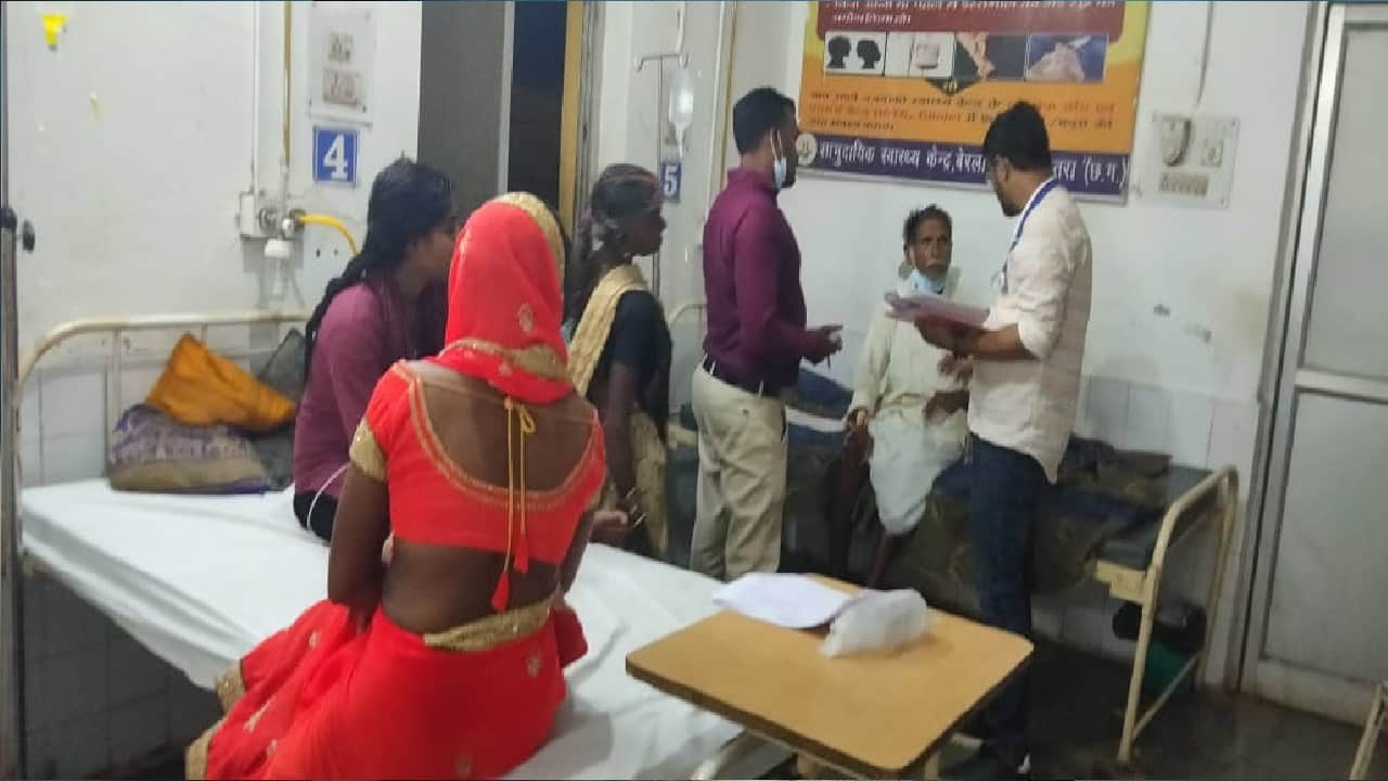 अस्पताल में इलाज कराते लोग