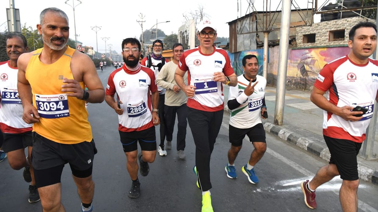 Jammu Kashmir: International Kashmir Marathon organized in Srinagar, umar Abdullah inspired the youth by parti