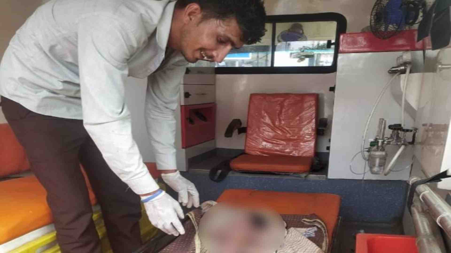 बच्ची को एंबुलेंस में ले जाया गया अस्पताल।