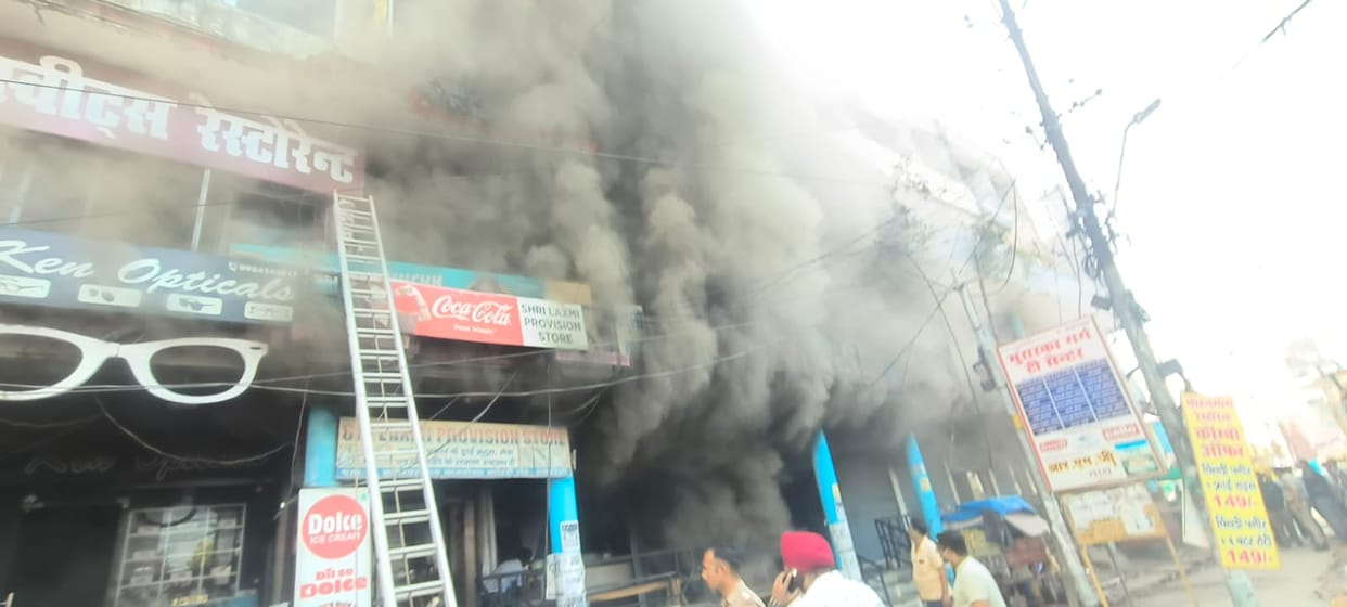 Rae Bareli: Huge fire broke out in the basement of Canara Bank, fire engines arrived, the reason for the fire