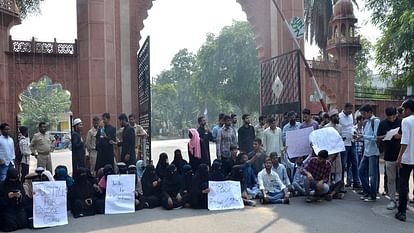 Demonstration of students for regular studies of bridge course in AMU