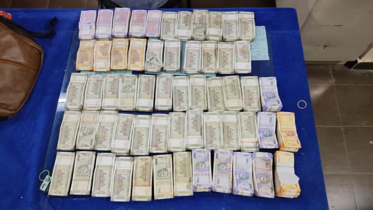 Singhoda police caught two youths with more than Rs 22 lakh at Rehtikhol check post.