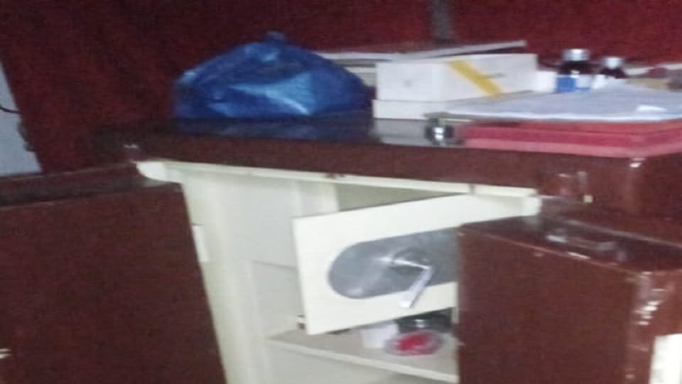 Theft at the house of a former army man Thieves knocked at midnight jewelery and cash Theft