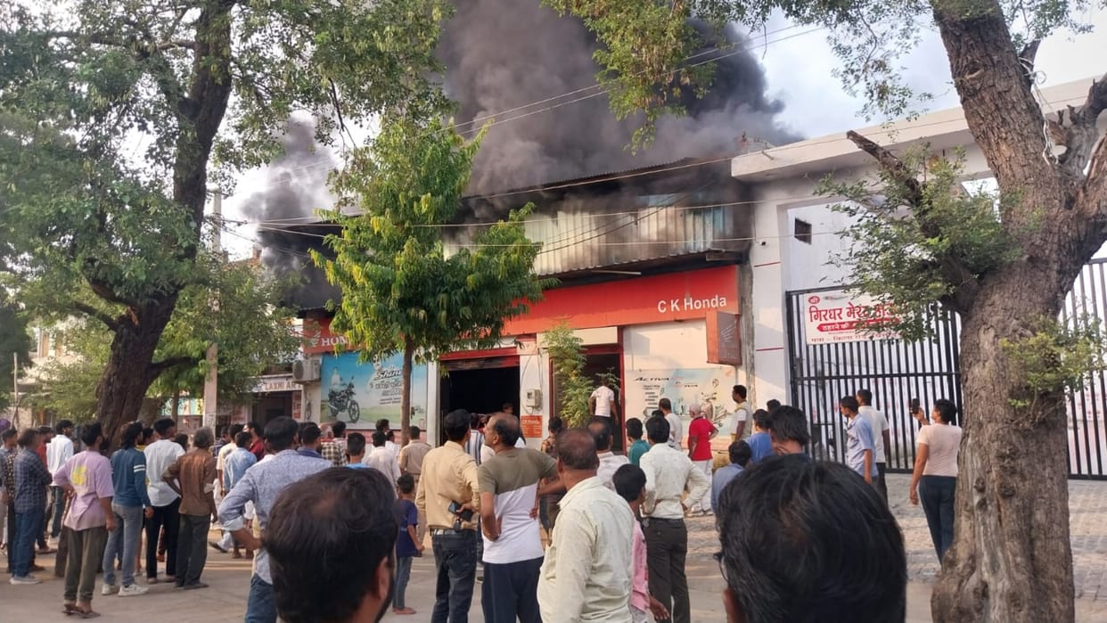 Chittorgarh News: Huge fire breaks out in closed Honda service center, loss estimated to be in lakhs