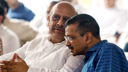 दिल्ली के पूर्व सीएम अरविंद केजरीवाल और विजेंद्र गुप्ता