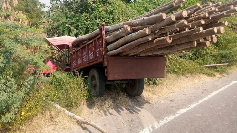 Uncontrolled tractor trolley overturned due to road potholes