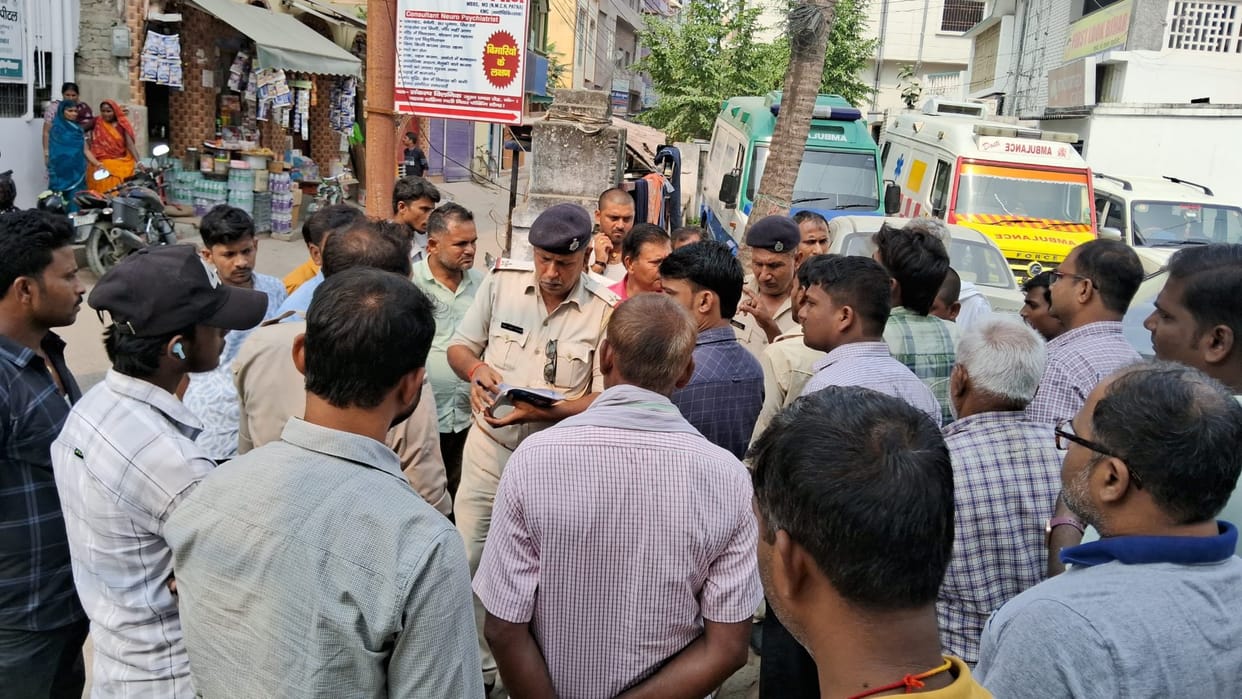 The family members going to meet the patient admitted in ICU were beaten up