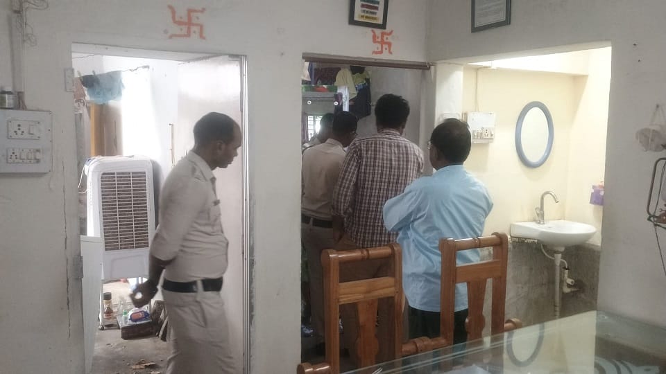 Lakhs stolen from officer residence in broad daylight police in shock engaged in investigation IN Surajpur