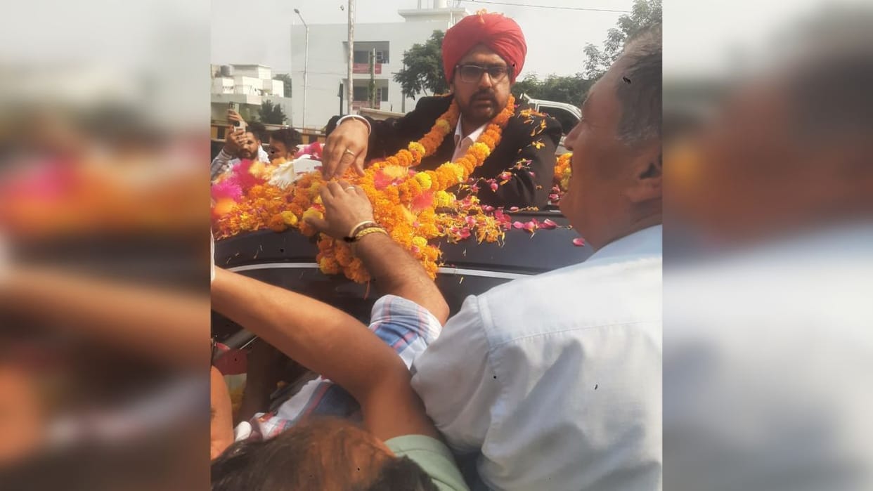 Jammu Kashmir: Minister Satish Sharma arrives in Jammu, supporters give grand welcome