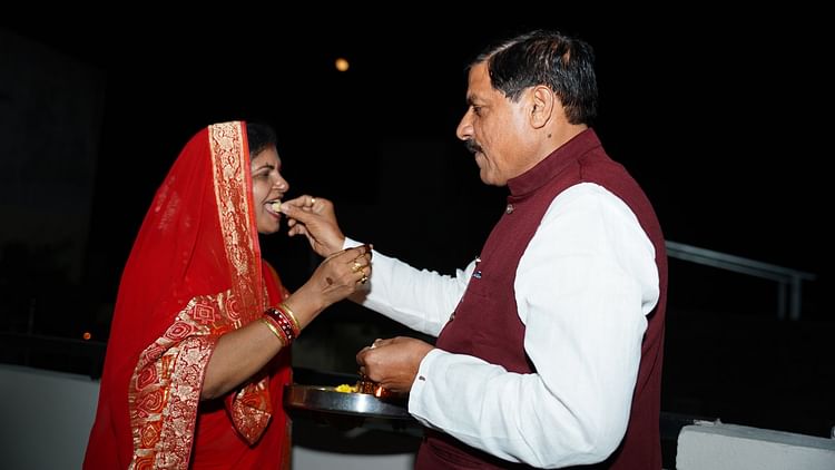 Karwa Chauth 2024: करवा चौथ पर सीएम मोहन यादव ने पत्नी संग की पूजा, देखें तस्वीरें