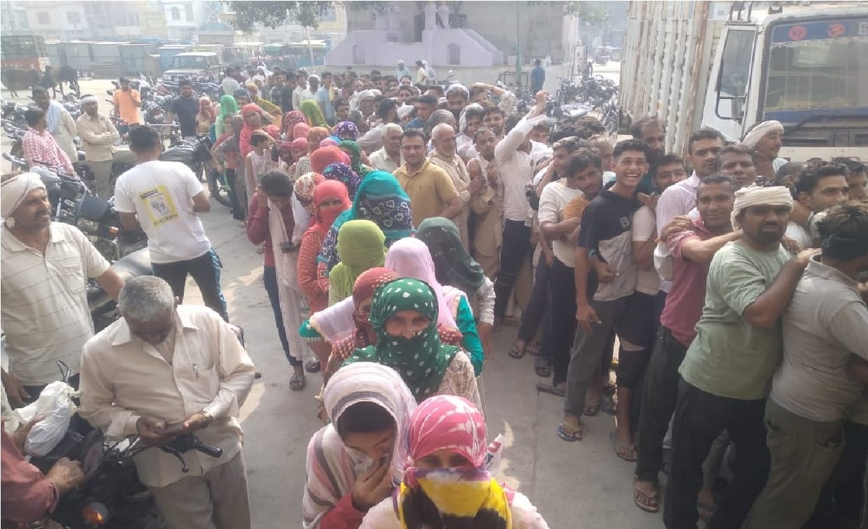 Farmers in Haryana upset for DAP, People are standing in queues since 6 am