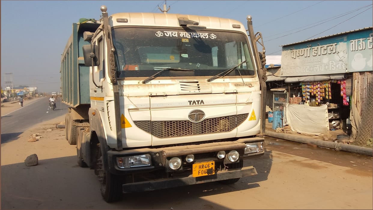Charkhi Dadri: Pipeline laid on Loharu Road for water drainage, heavy vehicle drivers are facing problems