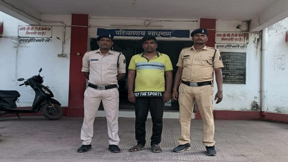 पुलिस की गिरफ्त में आरोपी