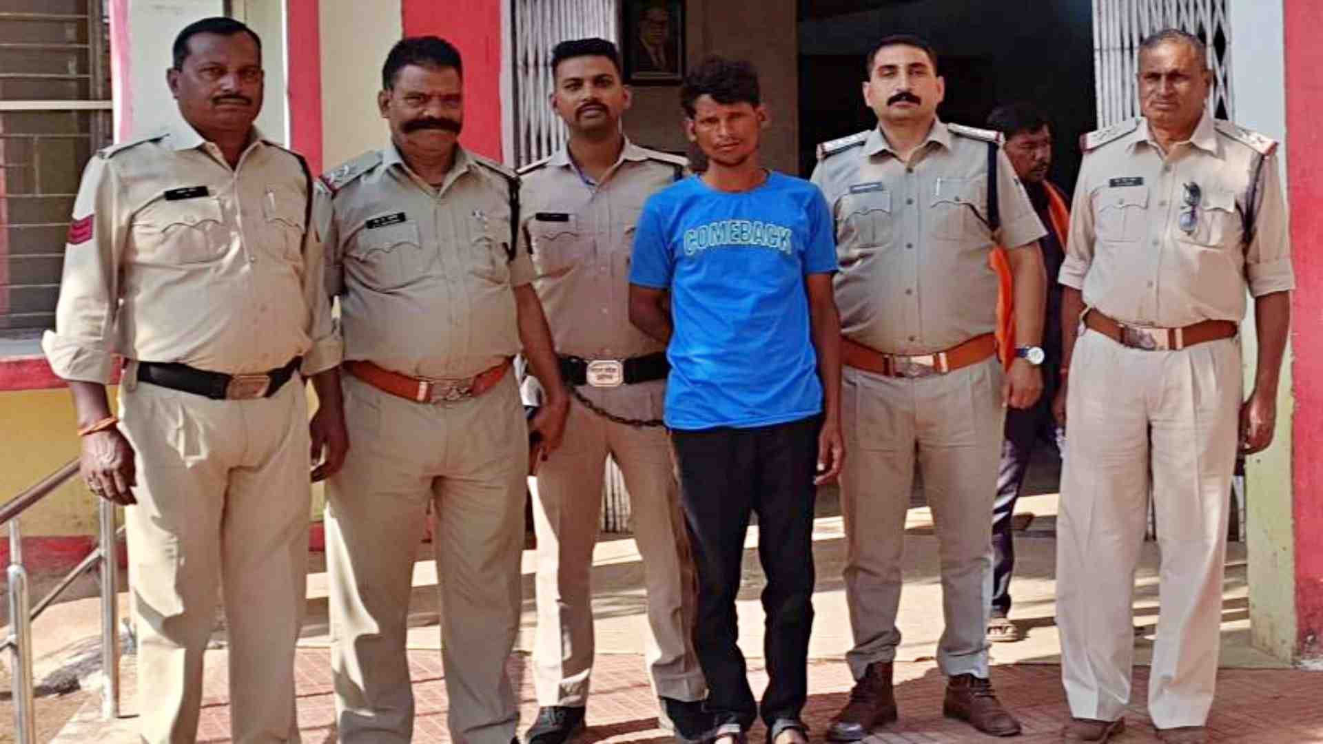 पुलिस की गिरफ्त में आरोपी।