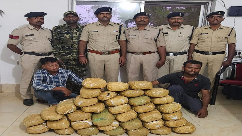 Ganja smuggling in Kabirdham: 54 kg of ganja was being smuggled under a hydraulic trolley two accused arrested